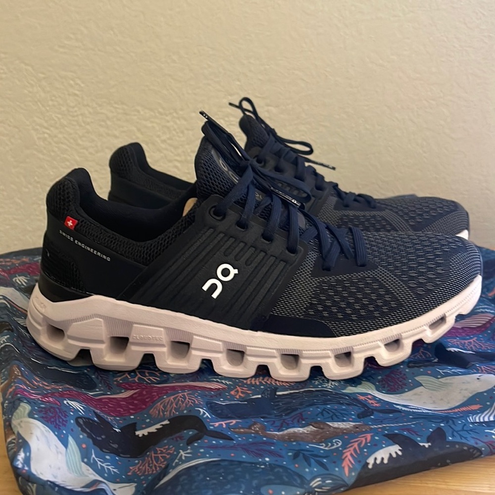 ✨Like NEW✨ On Running Cloudswift, size 9.5, black and white